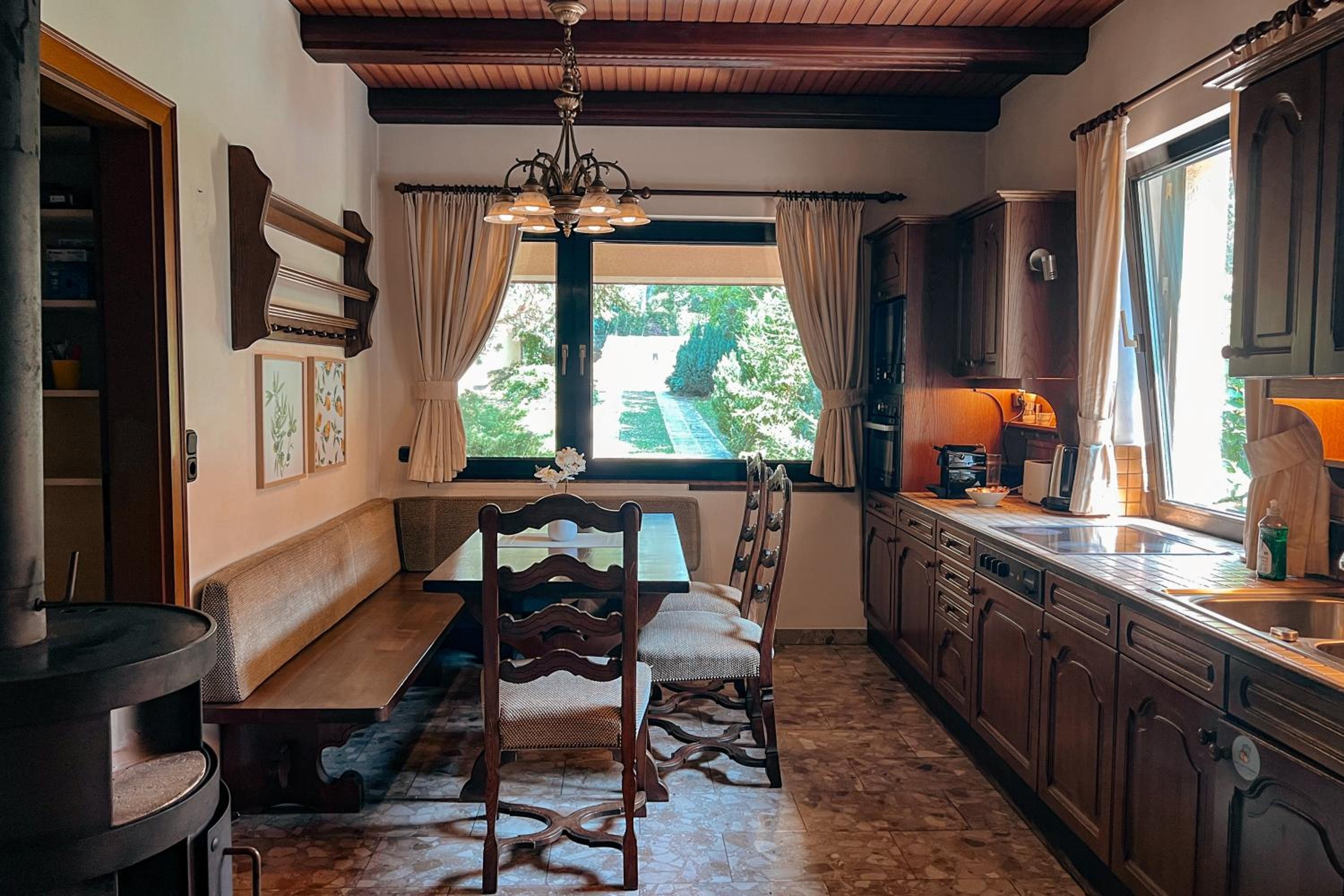 Big quiet Villa with garden and pool