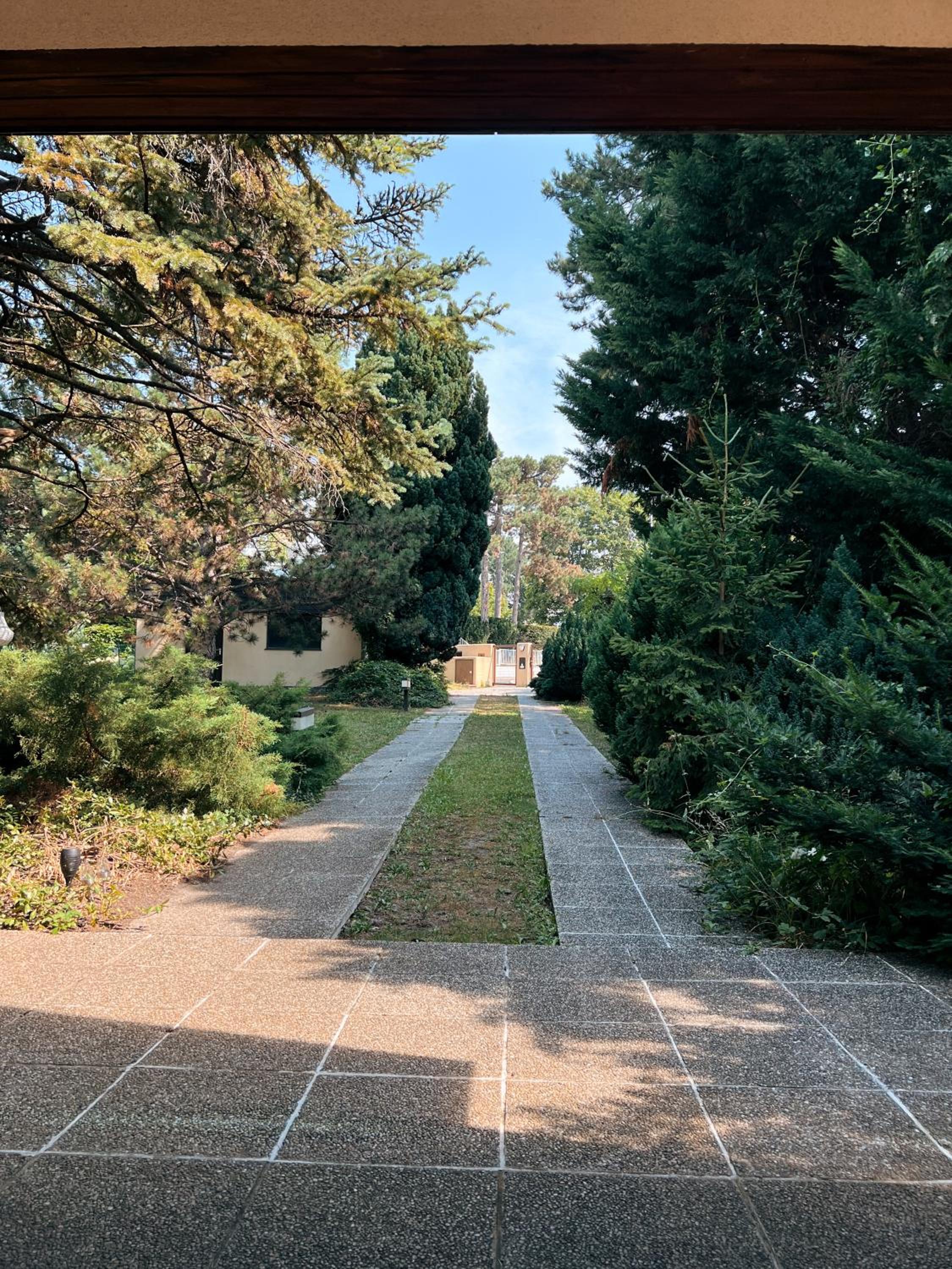 Big quiet Villa with garden and pool