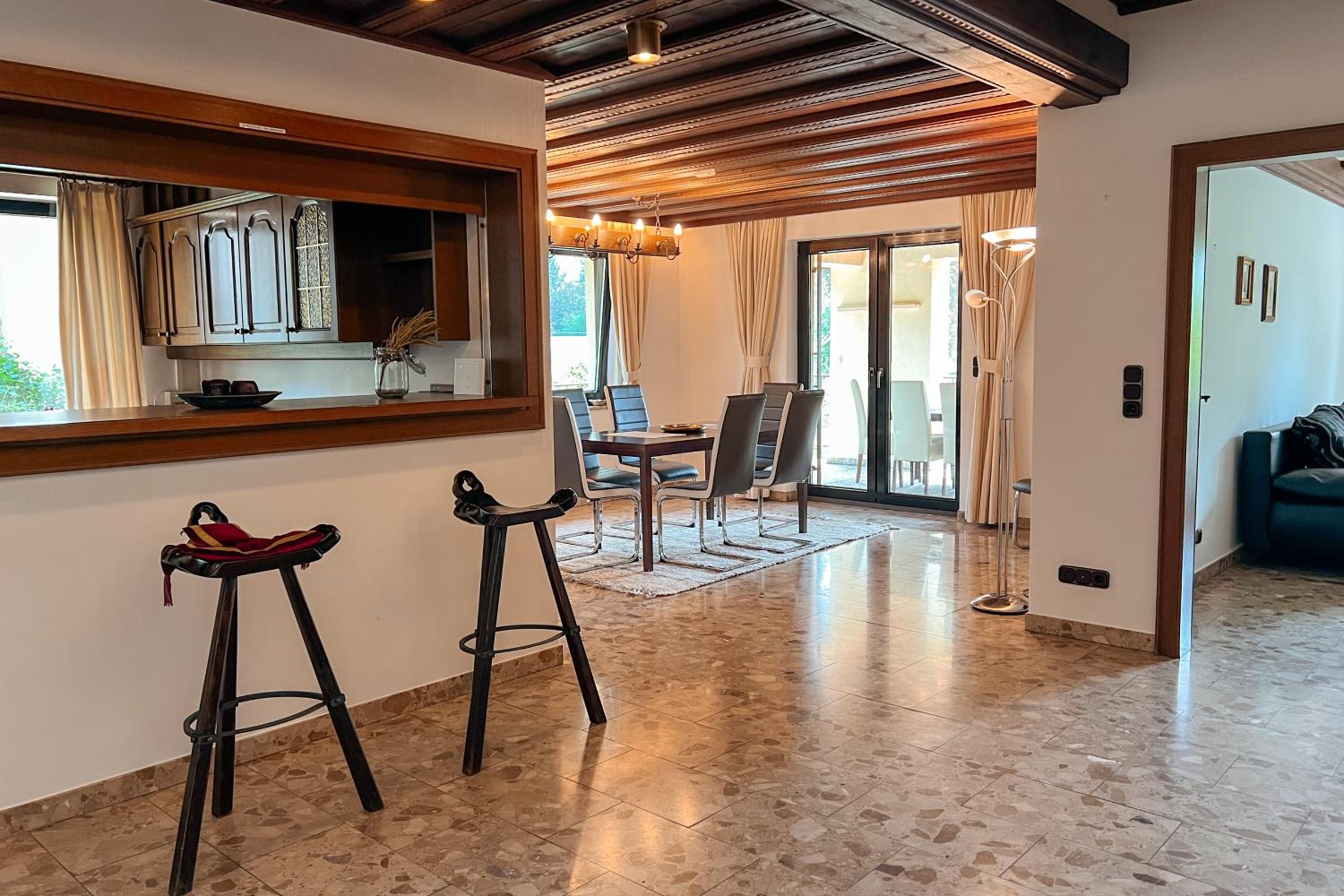 Big quiet Villa with garden and pool