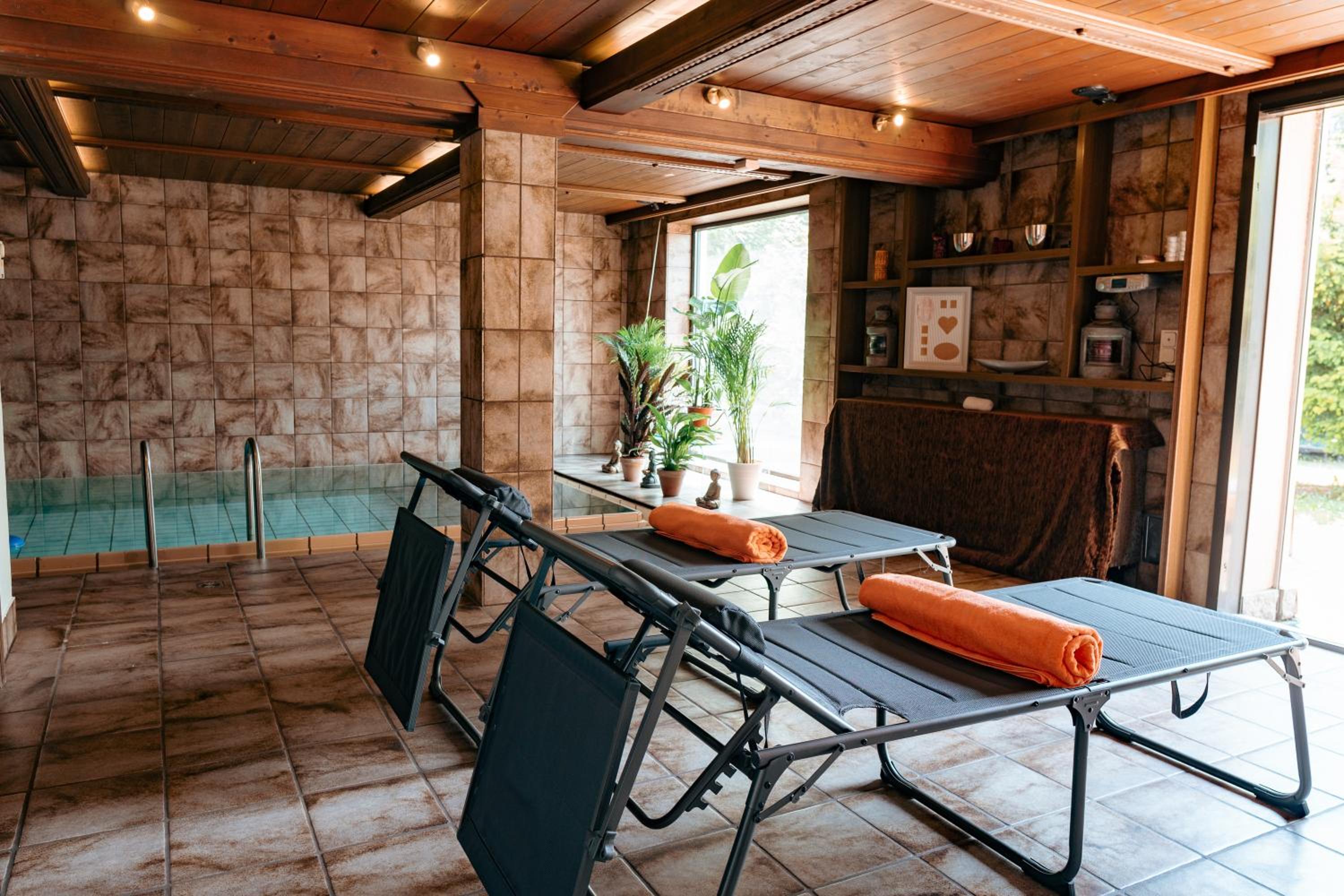 Big quiet Villa with garden and pool