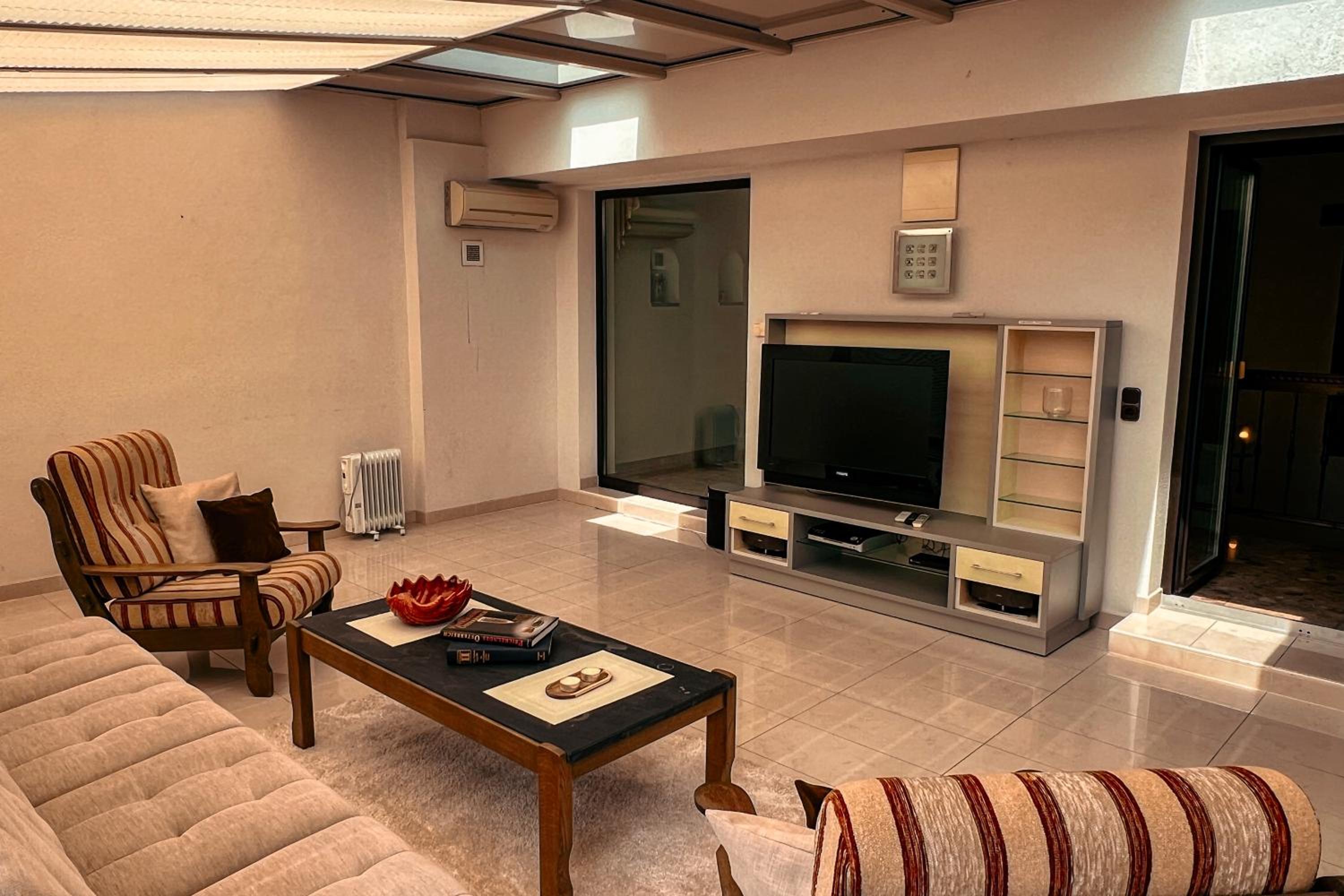 Big quiet Villa with garden and pool