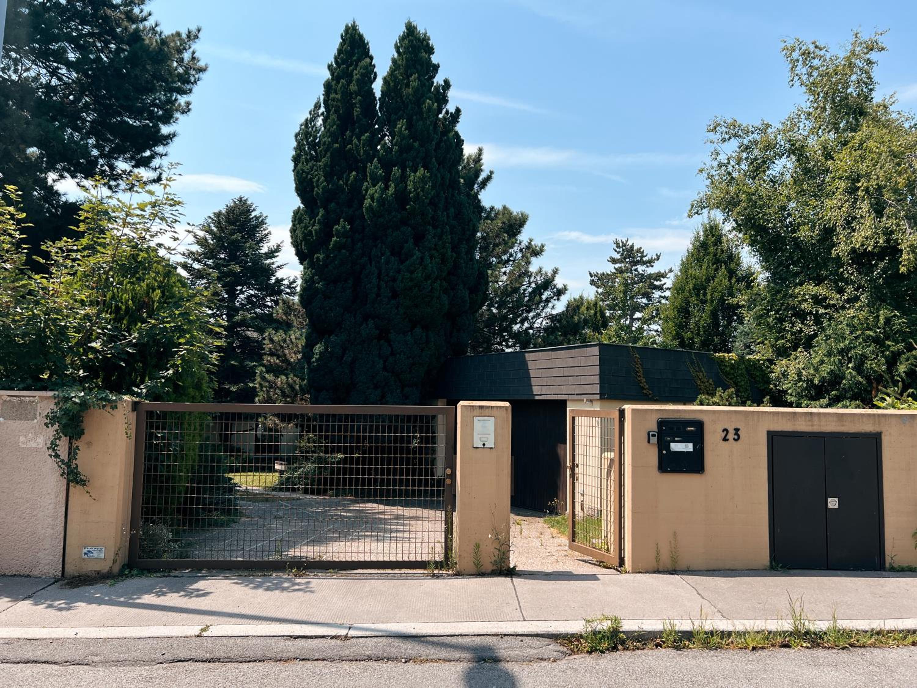 Big quiet Villa with garden and pool