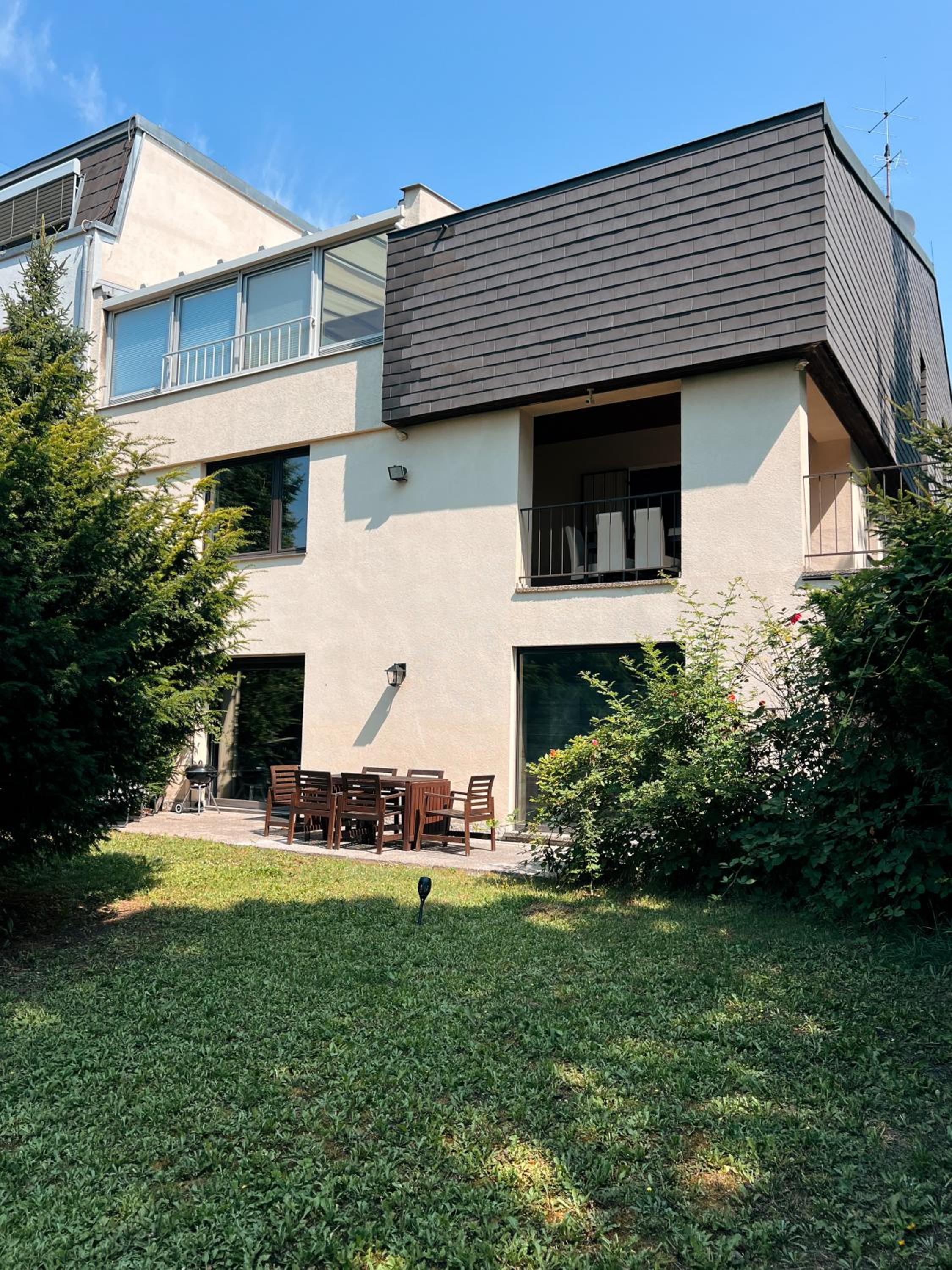 Big quiet Villa with garden and pool