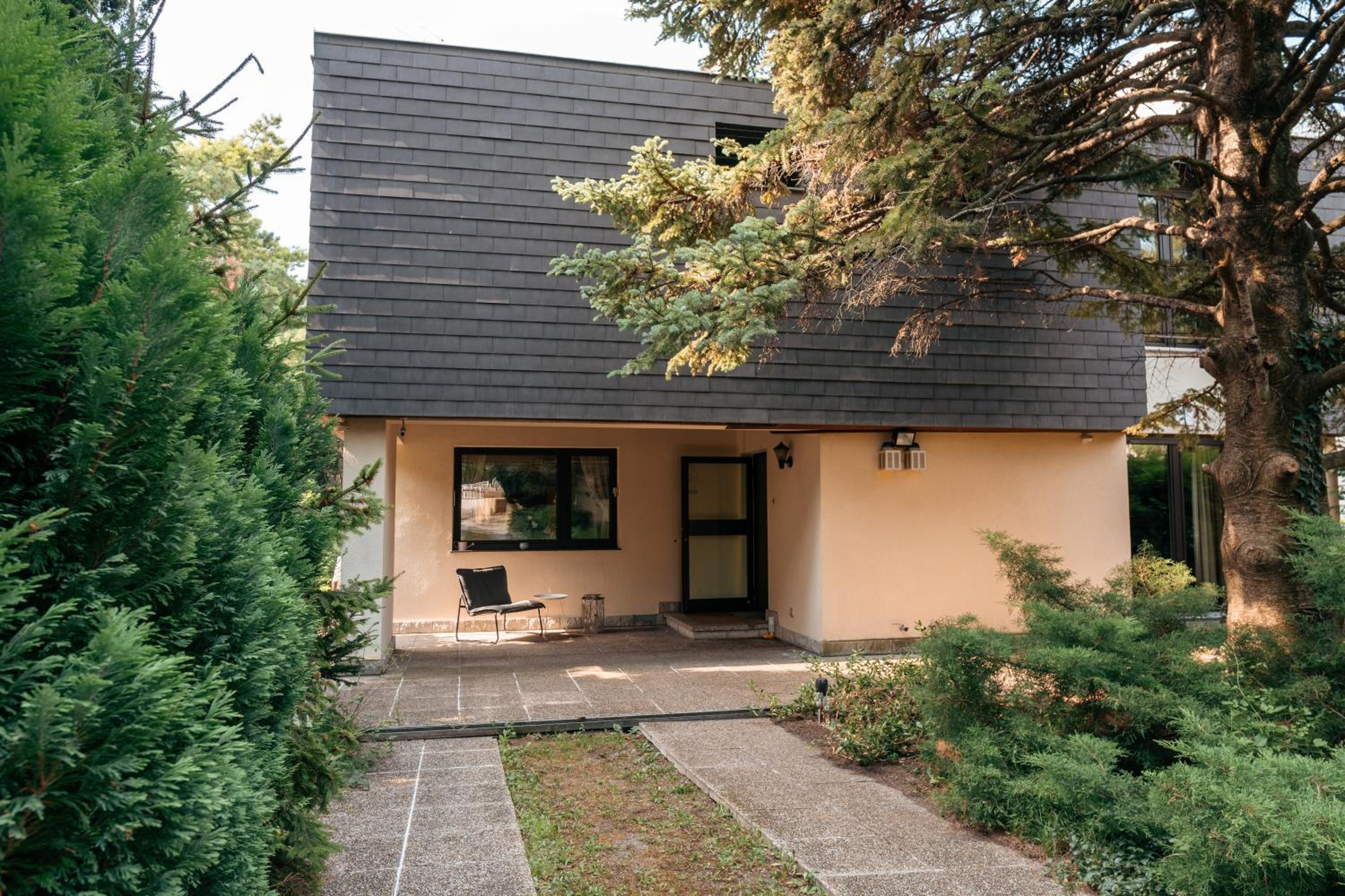 Big quiet Villa with garden and pool