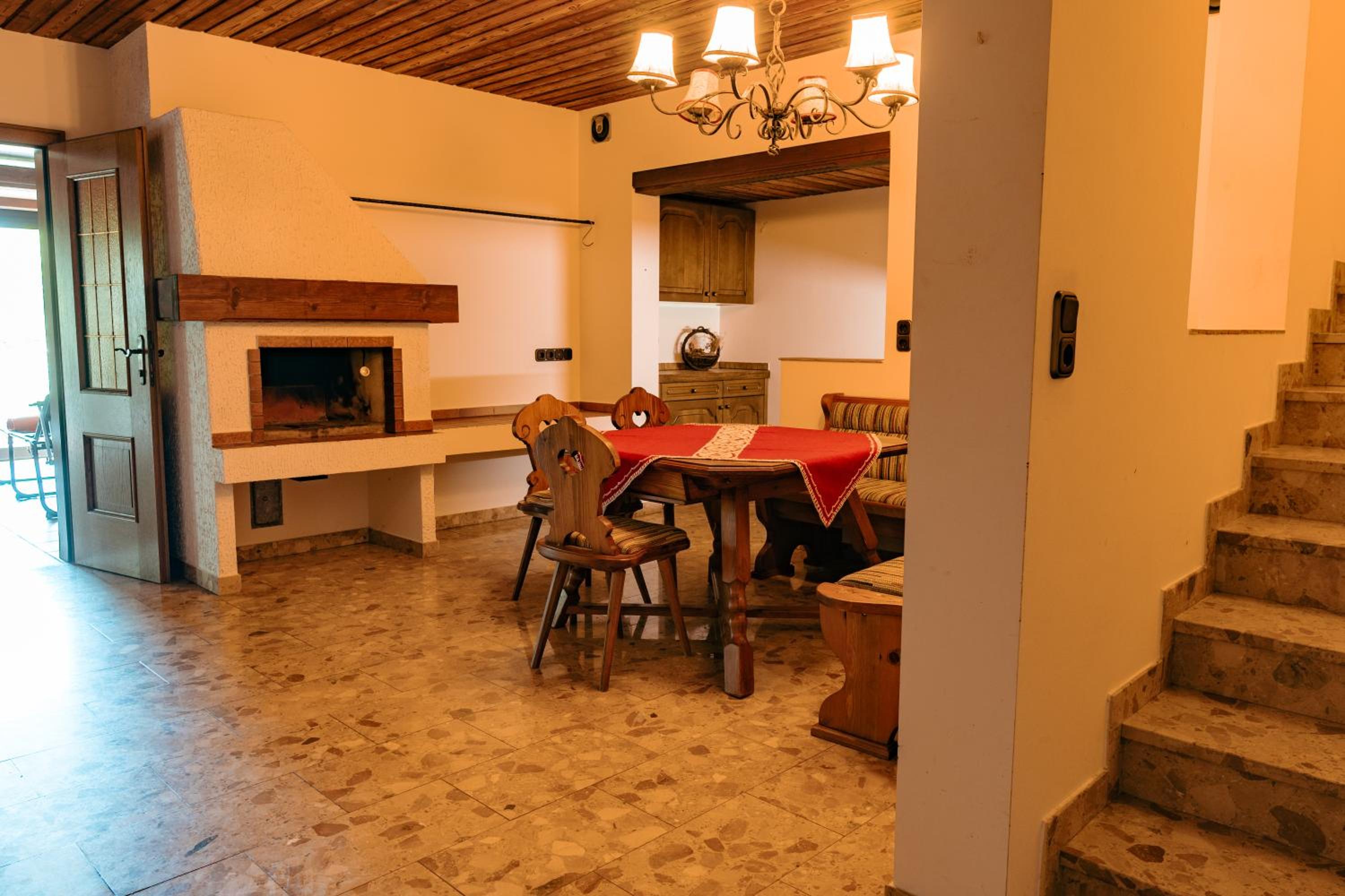 Big quiet Villa with garden and pool
