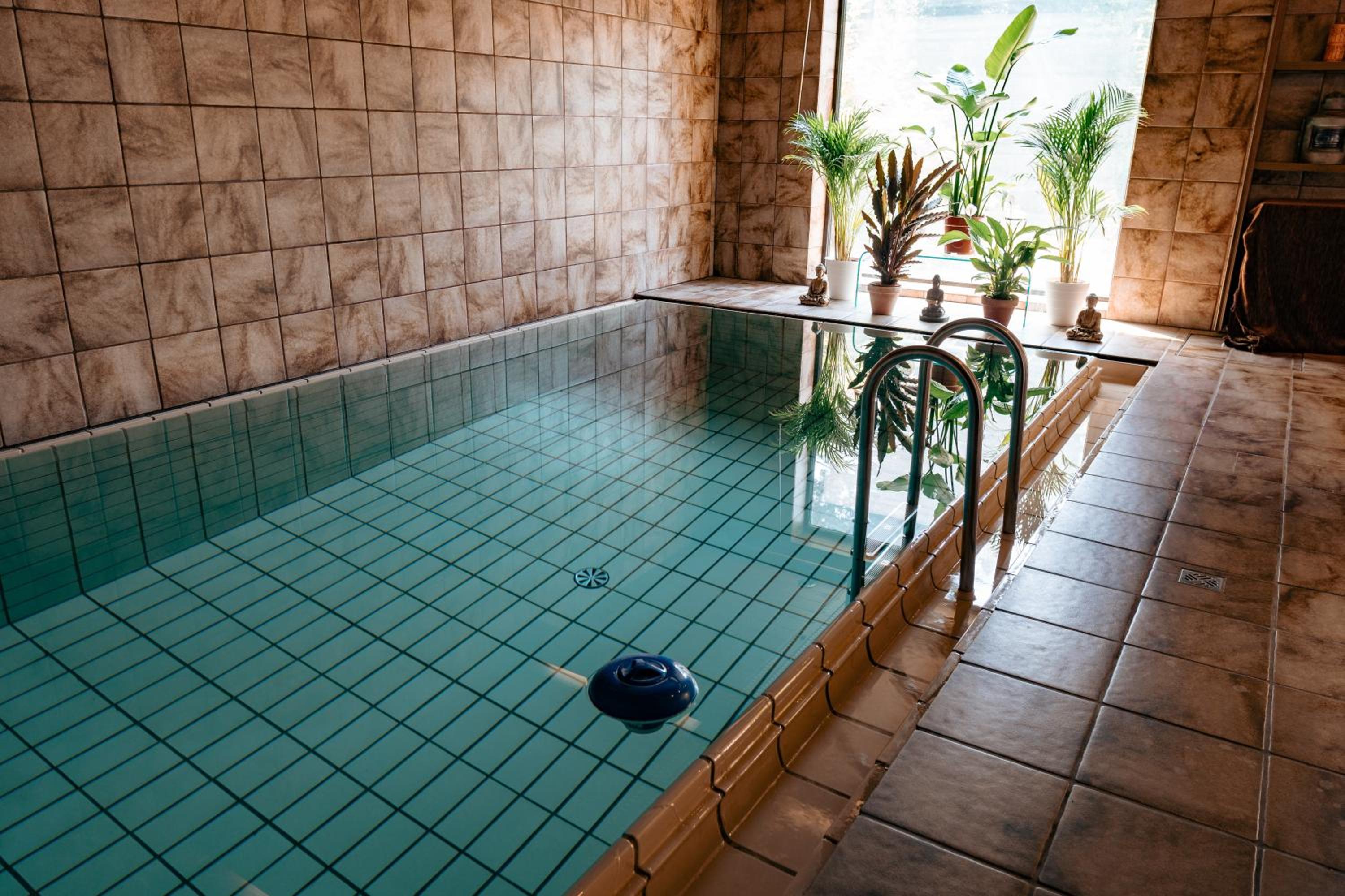 Big quiet Villa with garden and pool