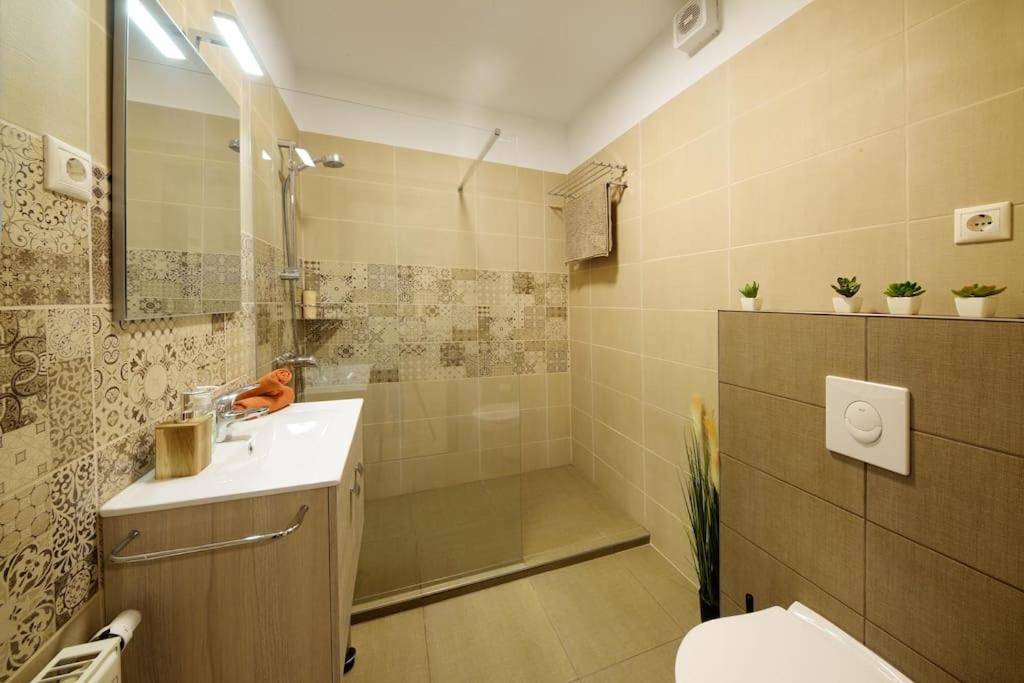 OrangeHomes Garden View Friendly Home with FREE parking view 2