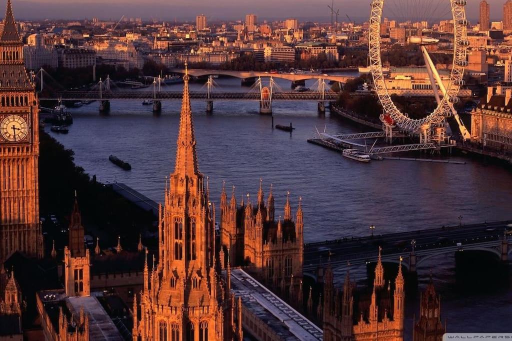 Stunning 3 Bed 2 Bath Penthouse in Central London