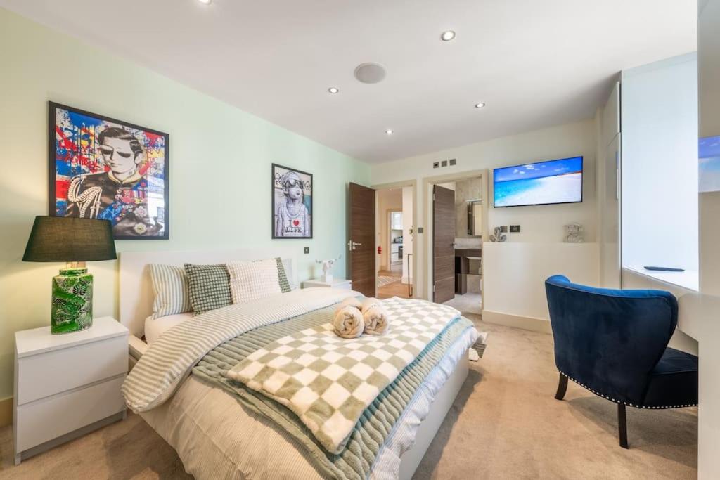 Stunning 3 Bed 2 Bath Penthouse in Central London