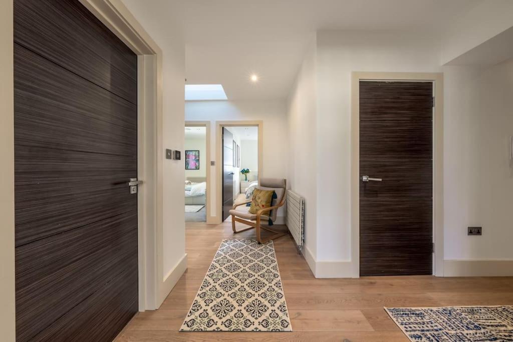 Stunning 3 Bed 2 Bath Penthouse in Central London