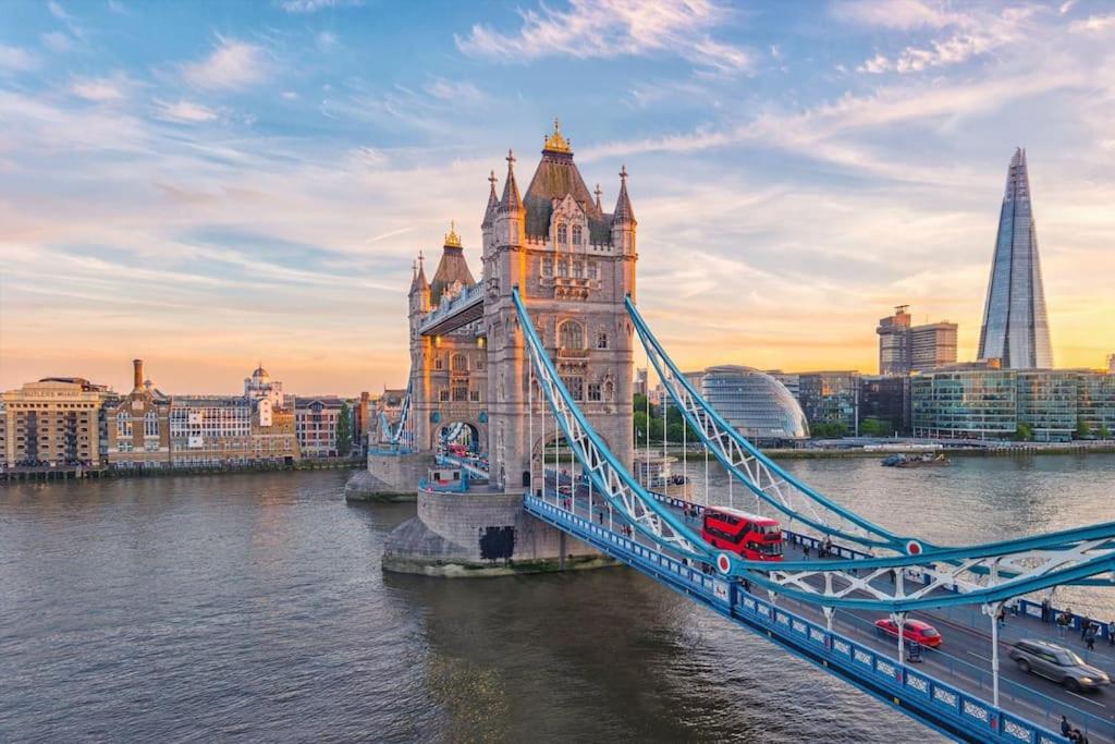 Stunning 3 Bed 2 Bath Penthouse in Central London