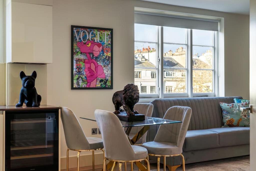 Stunning 3 Bed 2 Bath Penthouse in Central London