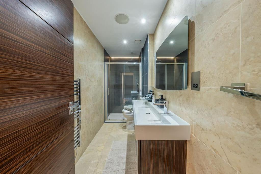 Stunning 3 Bed 2 Bath Penthouse in Central London