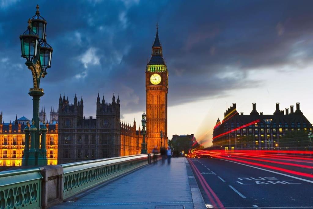 Stunning 3 Bed 2 Bath Penthouse in Central London