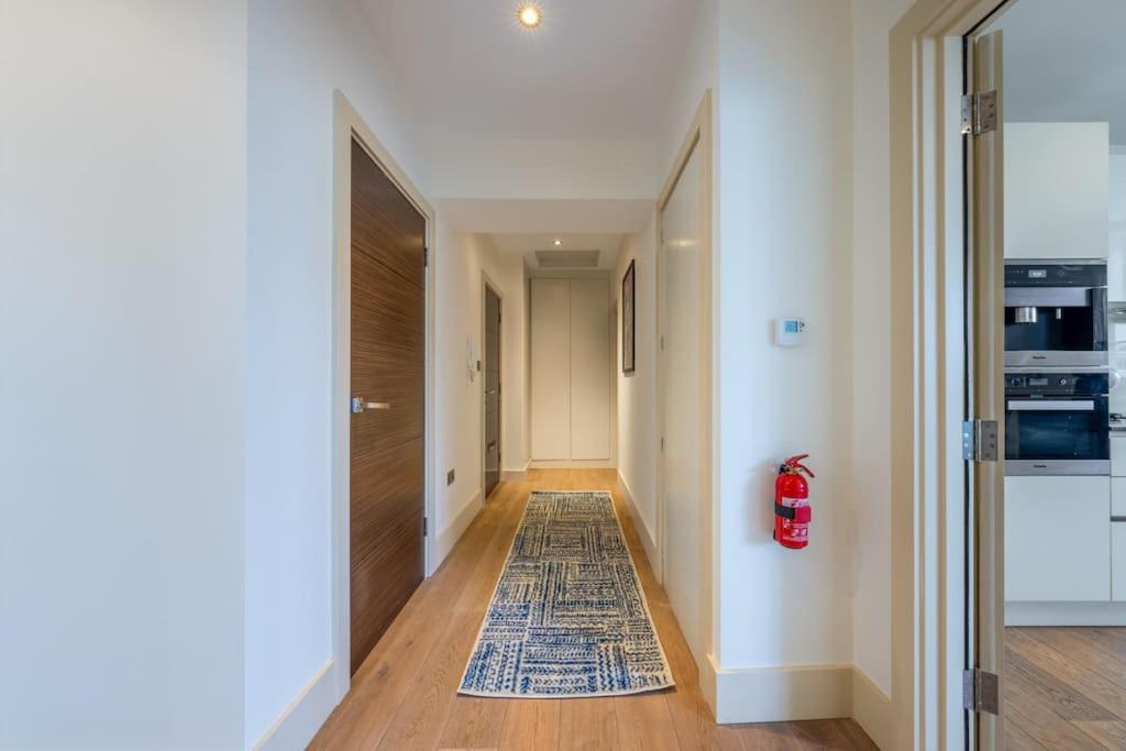 Stunning 3 Bed 2 Bath Penthouse in Central London