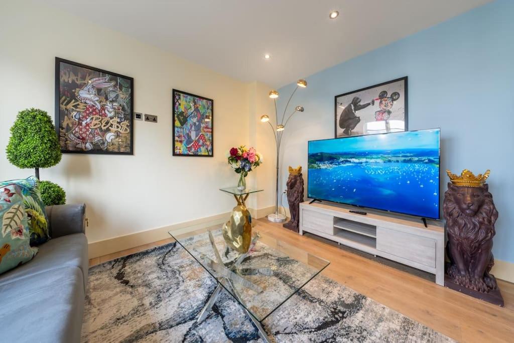 Stunning 3 Bed 2 Bath Penthouse in Central London