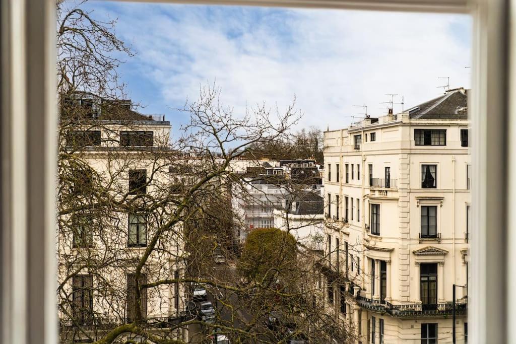 Stunning 3 Bed 2 Bath Penthouse in Central London