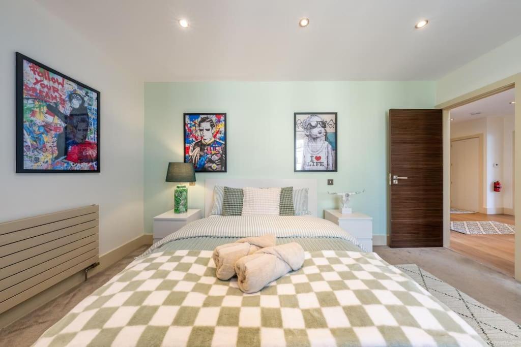 Stunning 3 Bed 2 Bath Penthouse in Central London