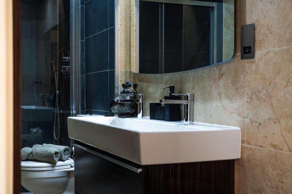 Stunning 3 Bed 2 Bath Penthouse in Central London