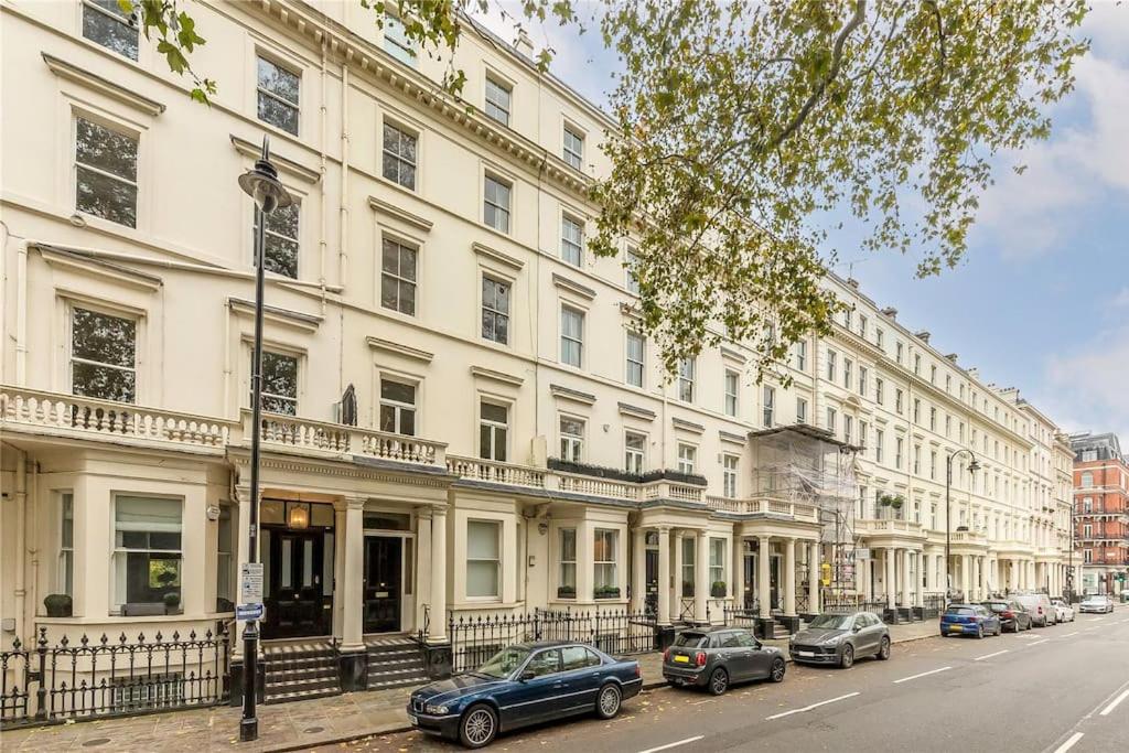 Stunning 3 Bed 2 Bath Penthouse in Central London