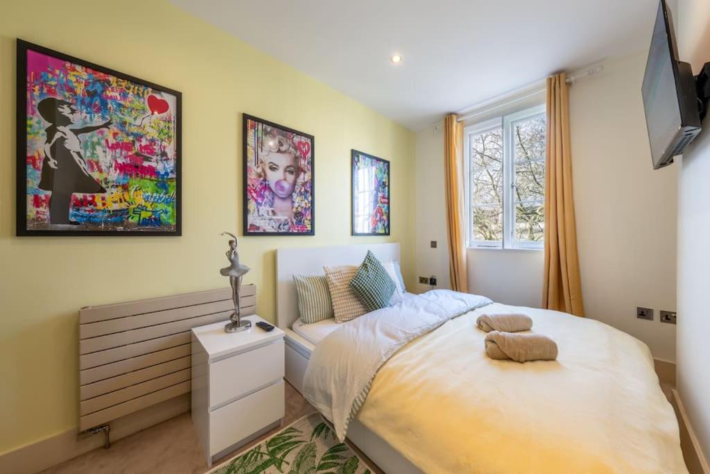 Stunning 3 Bed 2 Bath Penthouse in Central London