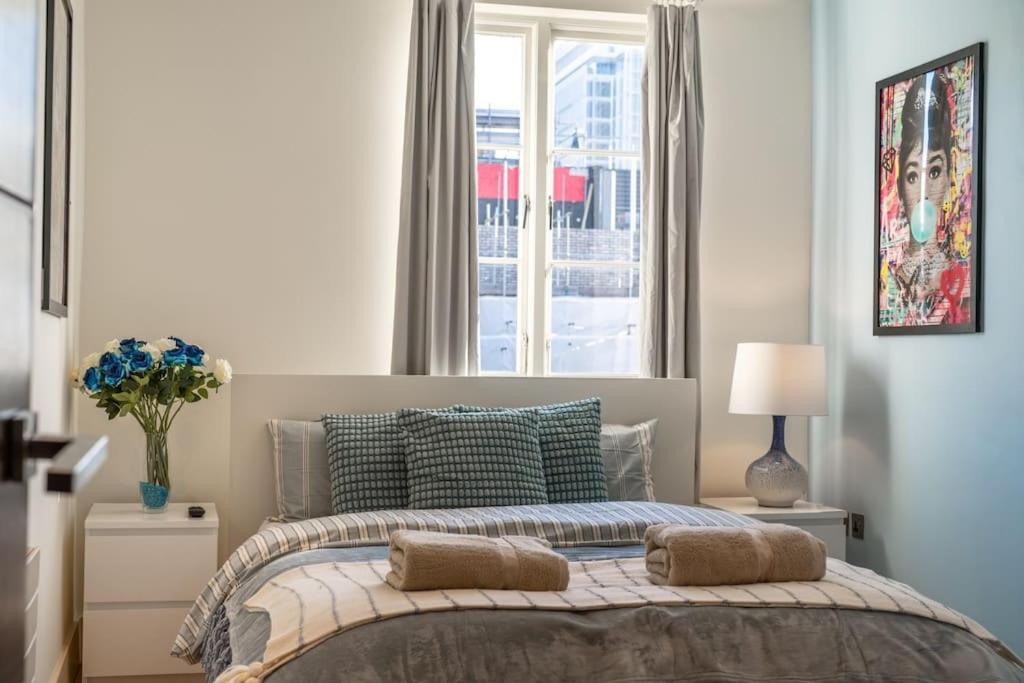 Stunning 3 Bed 2 Bath Penthouse in Central London