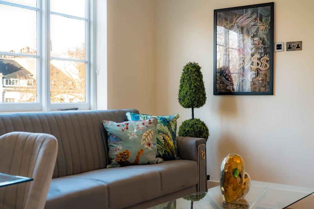 Stunning 3 Bed 2 Bath Penthouse in Central London