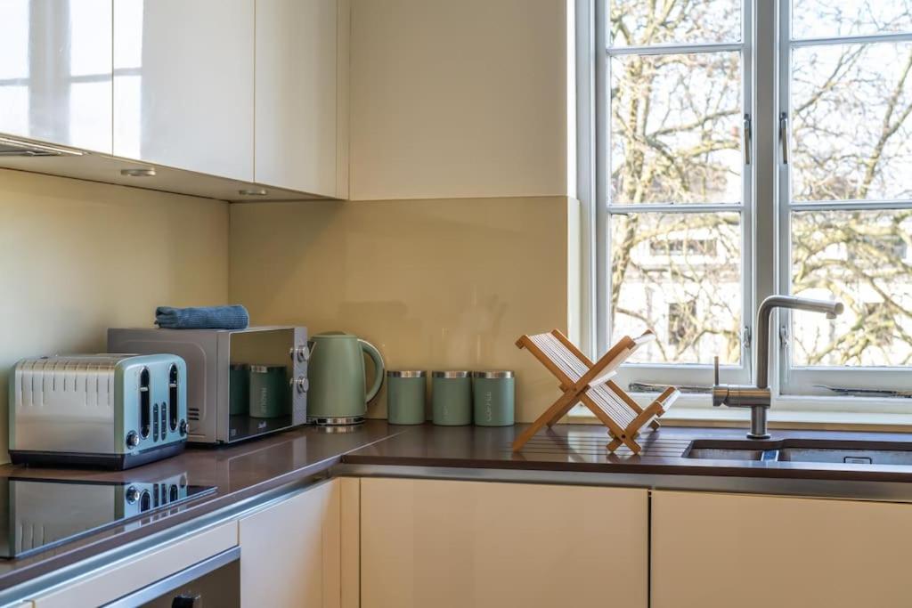 Stunning 3 Bed 2 Bath Penthouse in Central London