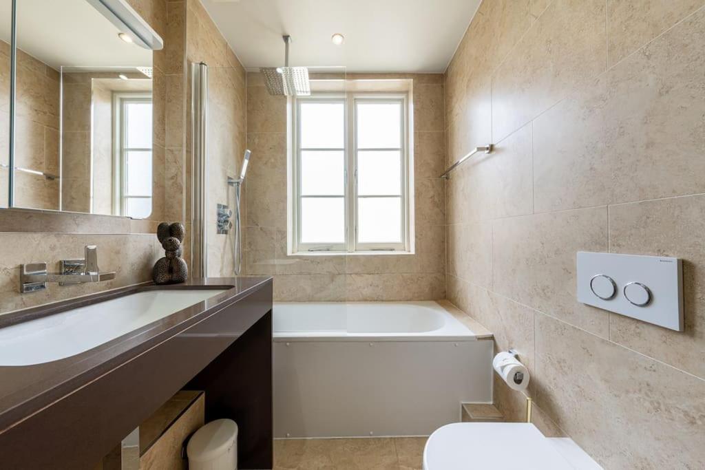 Stunning 3 Bed 2 Bath Penthouse in Central London