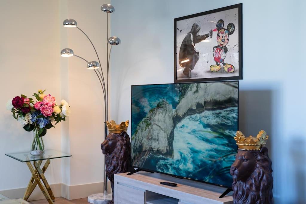 Stunning 3 Bed 2 Bath Penthouse in Central London
