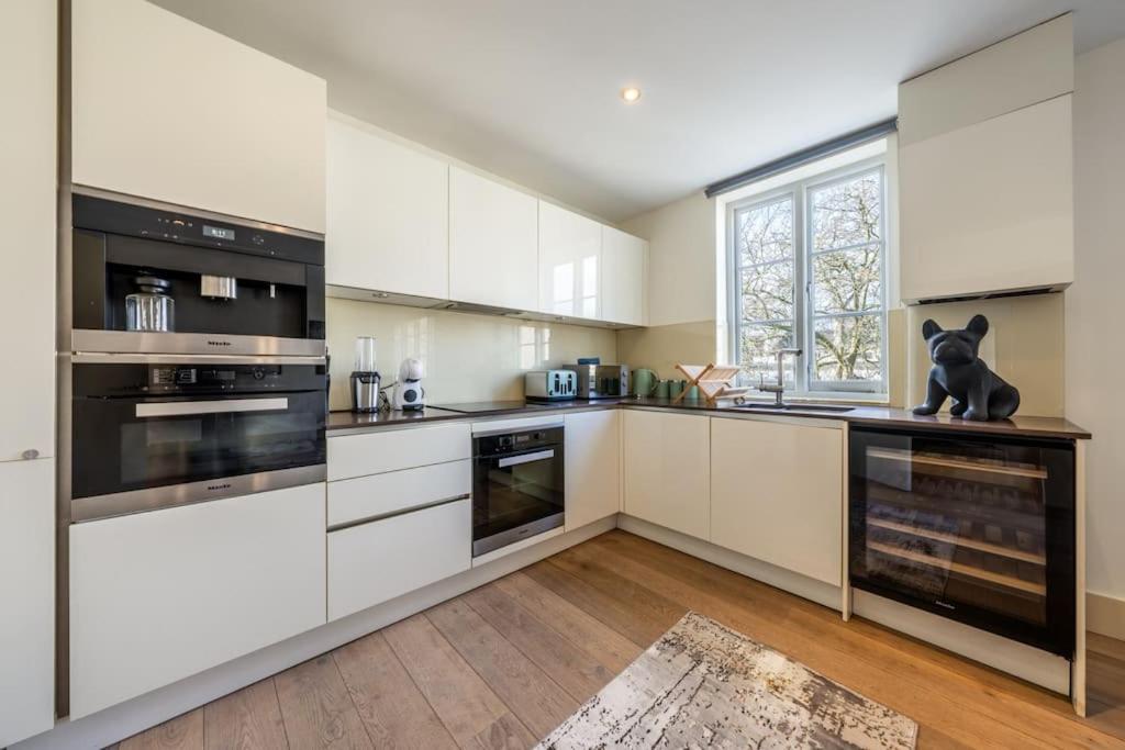 Stunning 3 Bed 2 Bath Penthouse in Central London