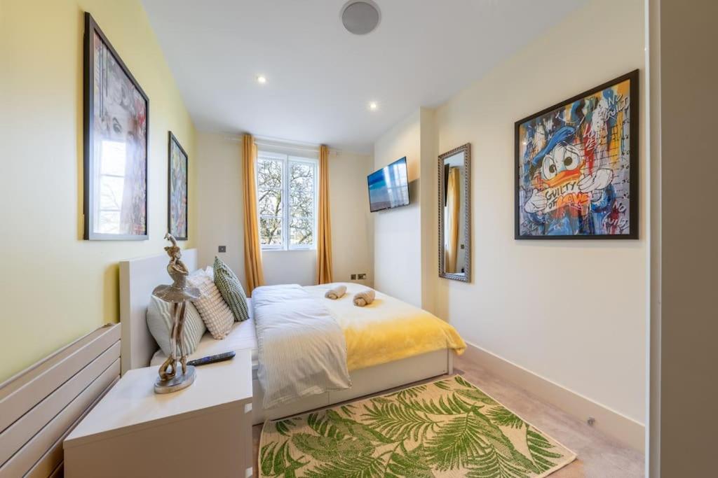 Stunning 3 Bed 2 Bath Penthouse in Central London