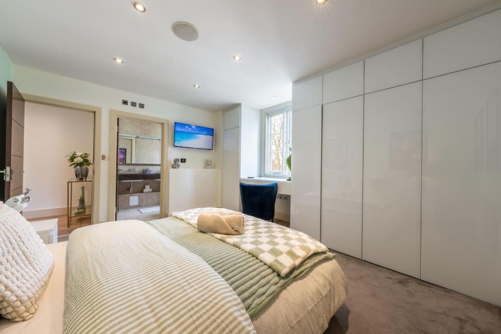 Stunning 3 Bed 2 Bath Penthouse in Central London