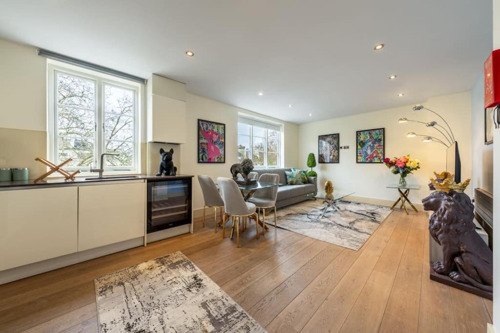 Stunning 3 Bed 2 Bath Penthouse in Central London