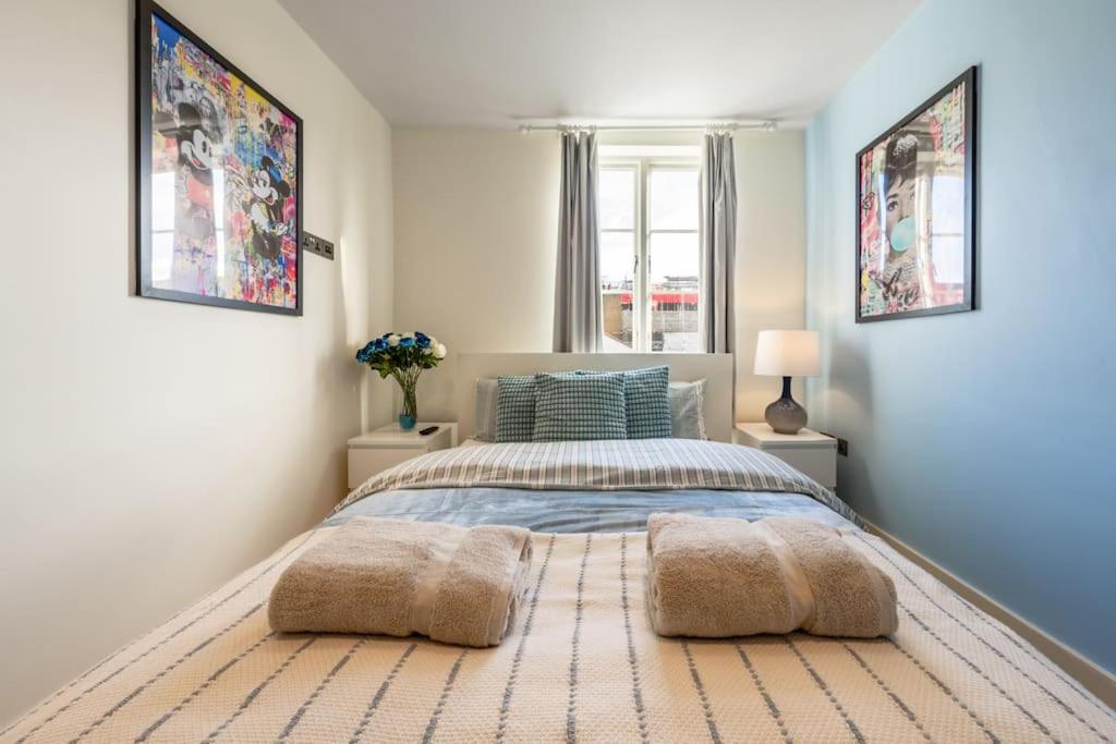 Stunning 3 Bed 2 Bath Penthouse in Central London