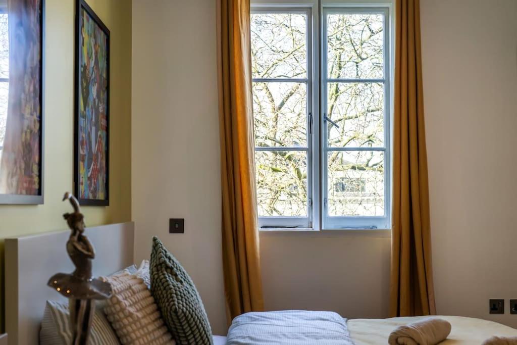 Stunning 3 Bed 2 Bath Penthouse in Central London