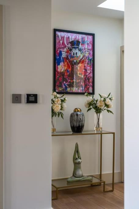 Stunning 3 Bed 2 Bath Penthouse in Central London