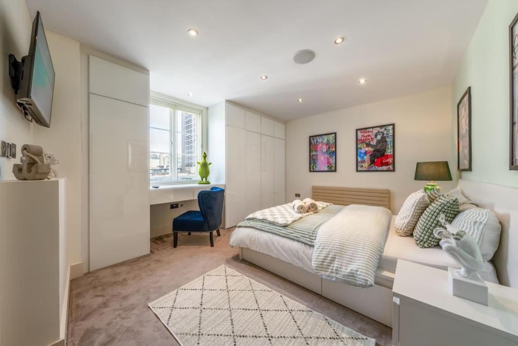 Stunning 3 Bed 2 Bath Penthouse in Central London
