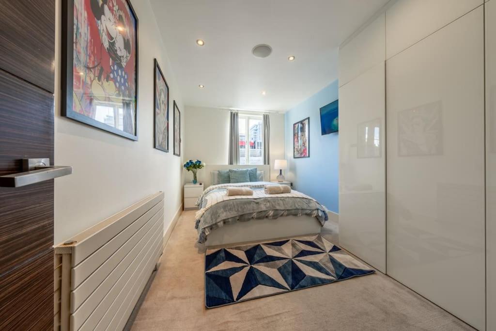 Stunning 3 Bed 2 Bath Penthouse in Central London