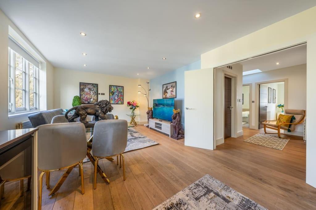 Stunning 3 Bed 2 Bath Penthouse in Central London