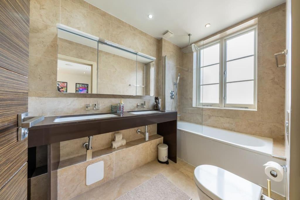 Stunning 3 Bed 2 Bath Penthouse in Central London