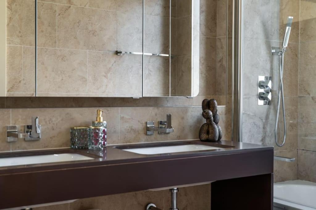 Stunning 3 Bed 2 Bath Penthouse in Central London