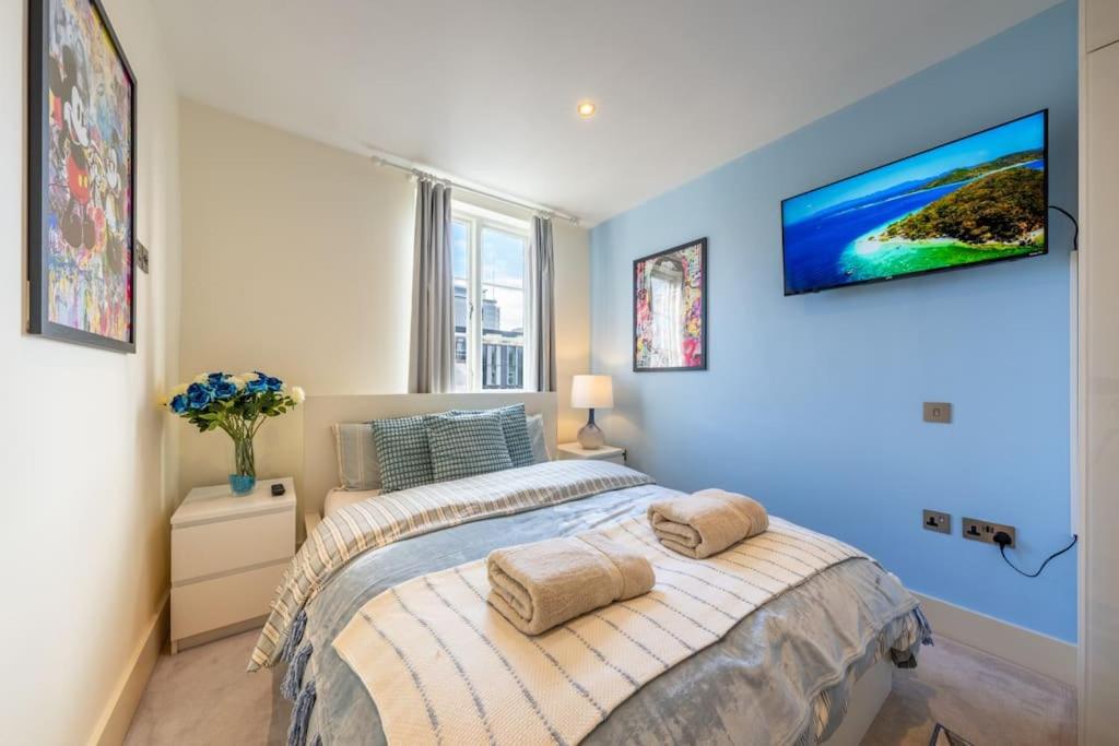 Stunning 3 Bed 2 Bath Penthouse in Central London