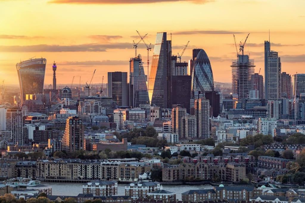 Stunning 3 Bed 2 Bath Penthouse in Central London