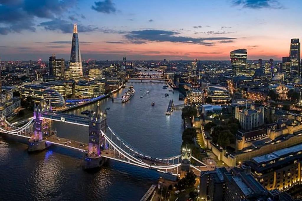 Stunning 3 Bed 2 Bath Penthouse in Central London