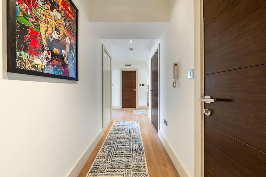 Stunning 3 Bed 2 Bath Penthouse in Central London