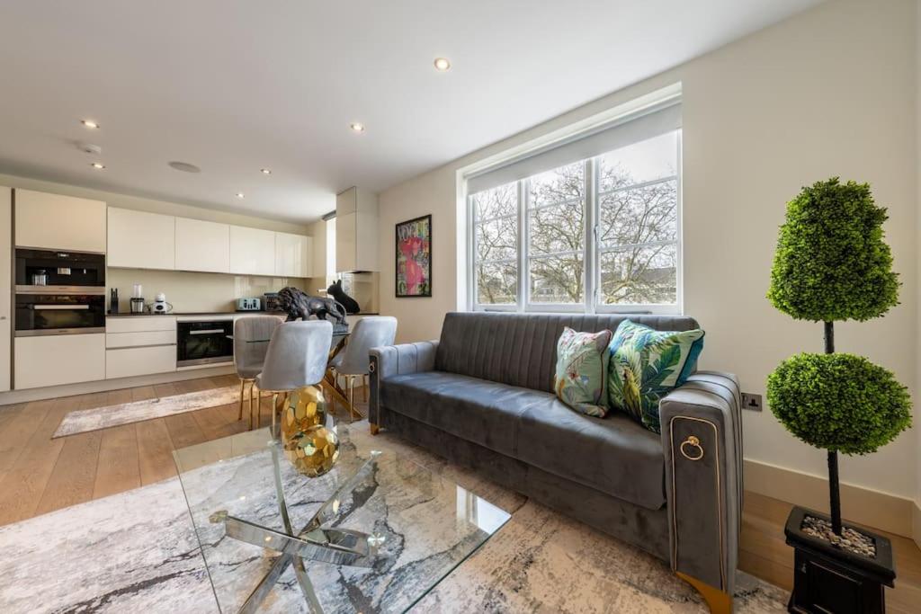 Stunning 3 Bed 2 Bath Penthouse in Central London