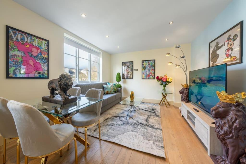 Stunning 3 Bed 2 Bath Penthouse in Central London
