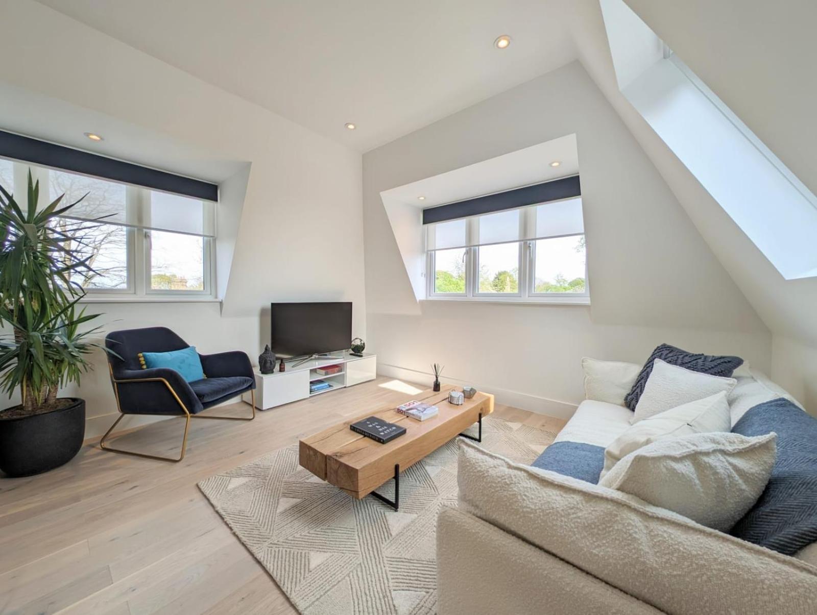 2BR flat in Greater London with free parking view 3