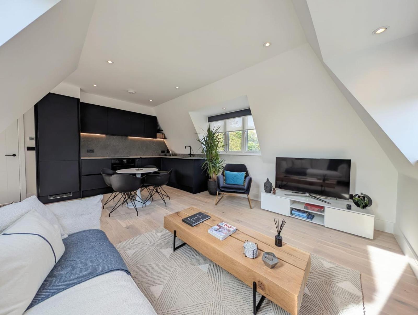 2BR flat in Greater London with free parking view 2